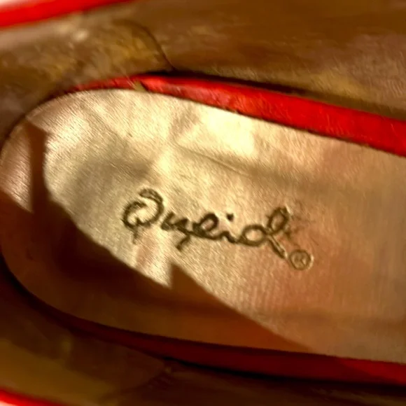 Qupid - Unique Red and Black Pump. Size 8 - Picture 5 of 9